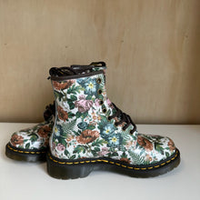 Charger l'image dans la galerie, Bottes 1460 English Garden en cuir Dr. Martens
