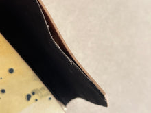 Charger l'image dans la galerie, Pochette pour cartes Lilian Farag Anthropologie - Les Mal-Aimés ❤️‍🩹
