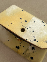 Charger l'image dans la galerie, Pochette pour cartes Lilian Farag Anthropologie - Les Mal-Aimés ❤️‍🩹
