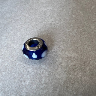 Breloque bleue et blanche