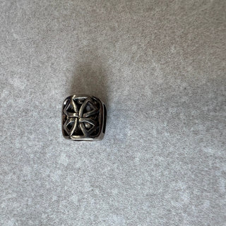 Breloque motif ajouré