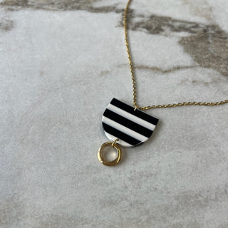 Collier #3599 noir et blanc Stella par Isabel Désy