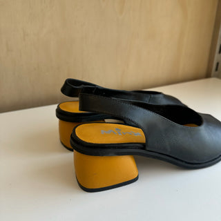 Sandales noires et jaunes Charity Mink