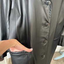 Charger l'image dans la galerie, Manteau en cuir Lavoie Morin cuir et fourrures
