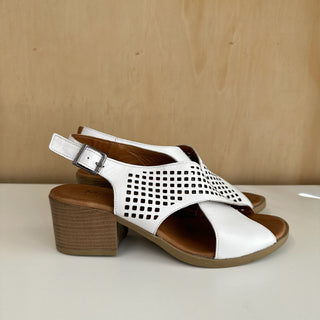 Sandales en cuir blanc Mago