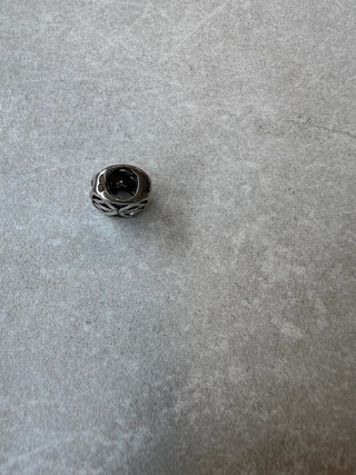Breloque motif ajouré