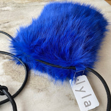Charger l&#39;image dans la galerie, Sac pochette en fausse fourrure bleu
