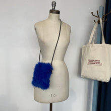 Charger l&#39;image dans la galerie, Sac pochette en fausse fourrure bleu
