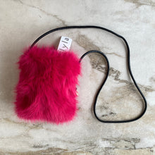 Charger l&#39;image dans la galerie, Sac pochette en fausse fourrure rose
