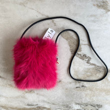 Charger l&#39;image dans la galerie, Sac pochette en fausse fourrure rose
