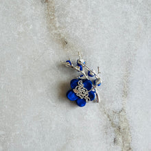 Charger l&#39;image dans la galerie, Broche vintage fleurs bleues
