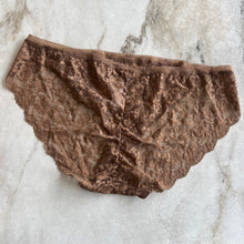 Charger l'image dans la galerie, Culotte slip brésilien en dentelle Marie Jo
