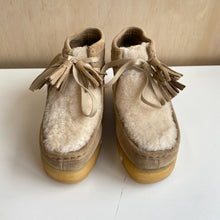 Charger l'image dans la galerie, Chaussures Wallabee suède et sherpa Clarks Original - Les Mal-Aimés ❤️‍🩹
