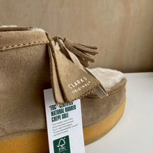 Charger l'image dans la galerie, Chaussures Wallabee suède et sherpa Clarks Original - Les Mal-Aimés ❤️‍🩹
