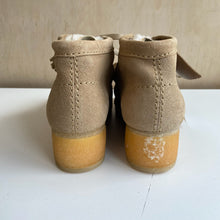 Charger l'image dans la galerie, Chaussures Wallabee suède et sherpa Clarks Original - Les Mal-Aimés ❤️‍🩹
