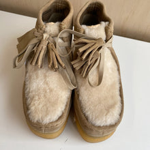 Charger l'image dans la galerie, Chaussures Wallabee suède et sherpa Clarks Original - Les Mal-Aimés ❤️‍🩹
