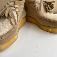 Charger l'image dans la galerie, Chaussures Wallabee suède et sherpa Clarks Original - Les Mal-Aimés ❤️‍🩹
