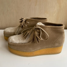 Charger l'image dans la galerie, Chaussures Wallabee suède et sherpa Clarks Original - Les Mal-Aimés ❤️‍🩹
