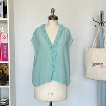 Charger l'image dans la galerie, Blouse bleue en soie avec volants (nude)

