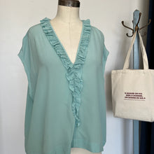 Charger l'image dans la galerie, Blouse bleue en soie avec volants (nude)
