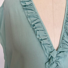 Charger l'image dans la galerie, Blouse bleue en soie avec volants (nude)
