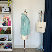 Charger l'image dans la galerie, Blouse bleue en soie avec volants (nude)

