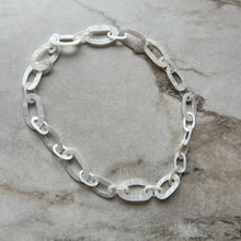 Charger l&#39;image dans la galerie, Collier blanc brillant
