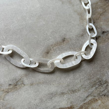 Charger l&#39;image dans la galerie, Collier blanc brillant
