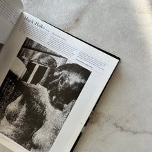 Charger l&#39;image dans la galerie, Livre The photography book
