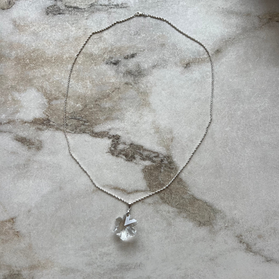 Collier pendentif fleur diamant