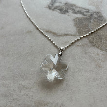 Charger l&#39;image dans la galerie, Collier pendentif fleur diamant
